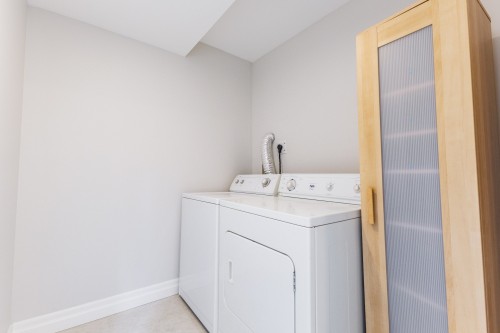 Salle de lavage - 37 Av. Fifth, Pointe-Claire, QC - Indoor Photo Showing Laundry Room