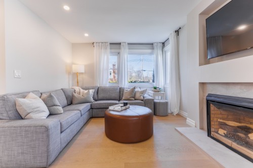 Salon - 37 Av. Fifth, Pointe-Claire, QC - Indoor Photo Showing Living Room With Fireplace