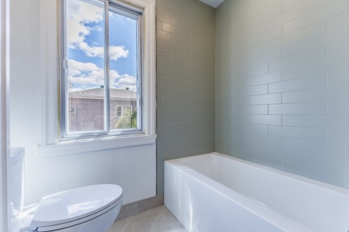 Salle de bains - 37 Av. Fifth, Pointe-Claire, QC - Indoor Photo Showing Bathroom