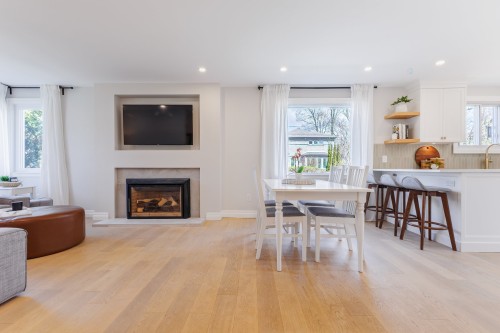 Vue d'ensemble - 37 Av. Fifth, Pointe-Claire, QC - Indoor Photo Showing Living Room With Fireplace