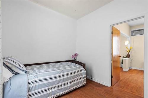 670 Hoskin Ave, Winnipeg, MB 