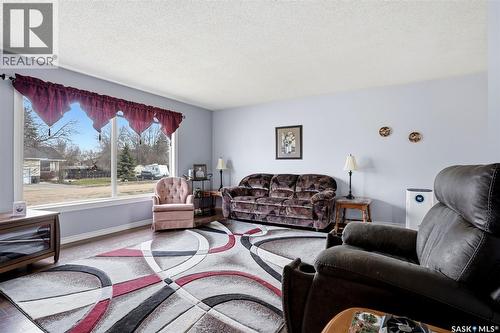 136 Lillis Avenue, Mclean, SK - Indoor Photo Showing Living Room