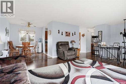 136 Lillis Avenue, Mclean, SK - Indoor Photo Showing Living Room