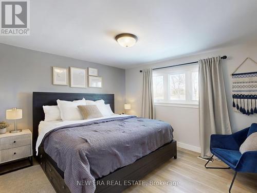 2611 Truscott Drive, Mississauga, ON - Indoor Photo Showing Bedroom