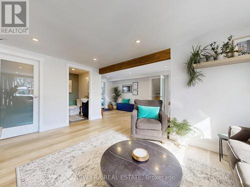 2611 Truscott Drive, Mississauga, ON - Indoor Photo Showing Living Room
