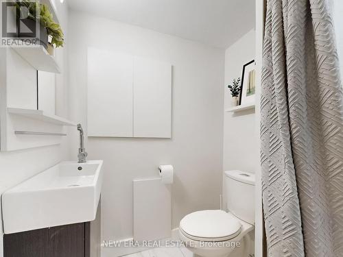 2611 Truscott Drive, Mississauga, ON - Indoor Photo Showing Bathroom