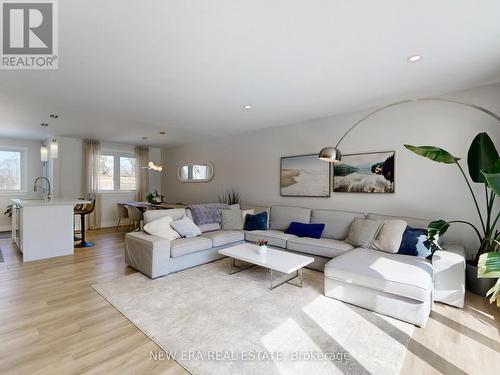 2611 Truscott Drive, Mississauga, ON - Indoor Photo Showing Living Room