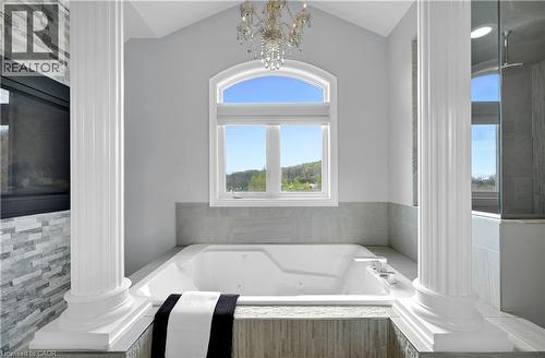 7 Riesling Court, Hamilton, ON - Indoor Photo Showing Bathroom