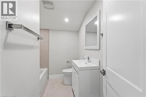 124 Mcelroy Road E Unit# 3, Hamilton, ON - Indoor Photo Showing Bathroom