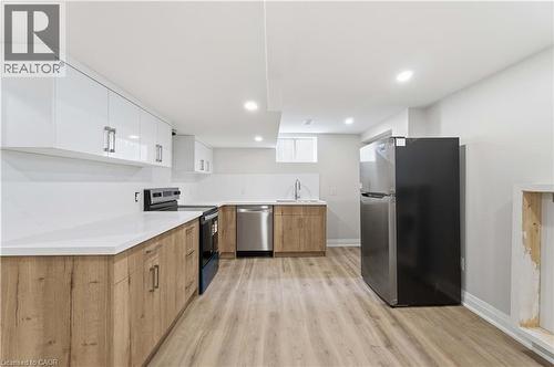 124 Mcelroy Road E Unit# 3, Hamilton, ON - Indoor Photo Showing Kitchen