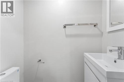 124 Mcelroy Road E Unit# 1, Hamilton, ON - Indoor Photo Showing Bathroom