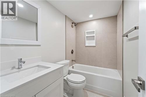 124 Mcelroy Road E Unit# 1, Hamilton, ON - Indoor Photo Showing Bathroom