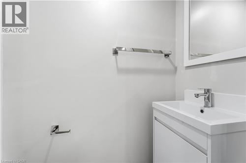 124 Mcelroy Road E Unit# 1, Hamilton, ON - Indoor Photo Showing Bathroom