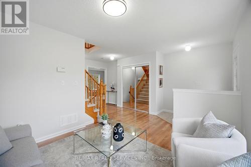 21 Upper Highlands Drive, Brampton, ON - Indoor Photo Showing Living Room