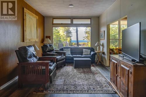 100 Nottawaga Drive, Tiny, ON - Indoor Photo Showing Living Room