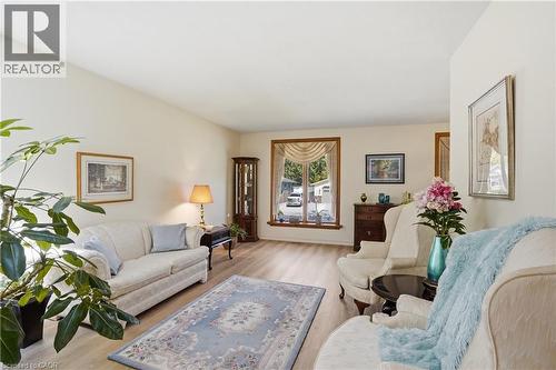 13 Fallingbrook Drive, Fonthill, ON - Indoor Photo Showing Living Room