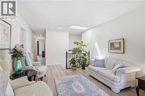 13 Fallingbrook Drive, Fonthill, ON - Indoor Photo Showing Living Room