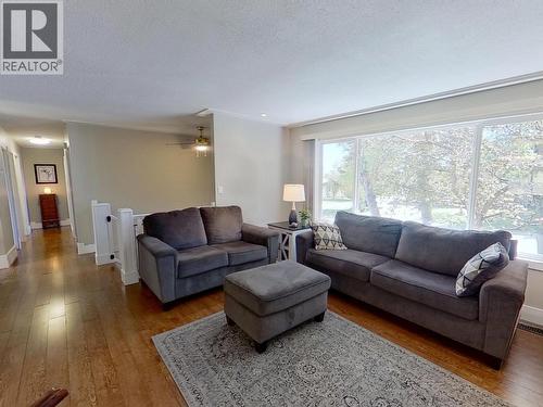 1375 Lewis Drive, Quesnel, BC - Indoor Photo Showing Living Room