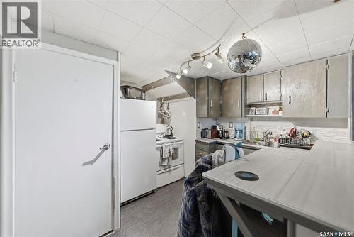 2129 Cairns Avenue, Saskatoon, SK - Indoor Photo Showing Kitchen