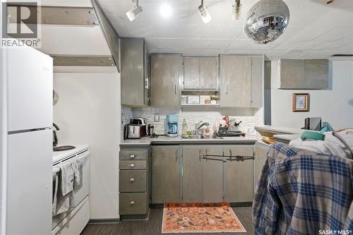 2129 Cairns Avenue, Saskatoon, SK - Indoor Photo Showing Kitchen