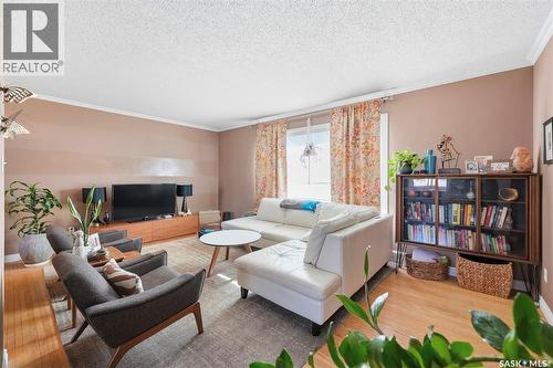 2129 Cairns Avenue, Saskatoon, SK - Indoor Photo Showing Living Room