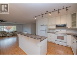 Good sized kitchen with island - 