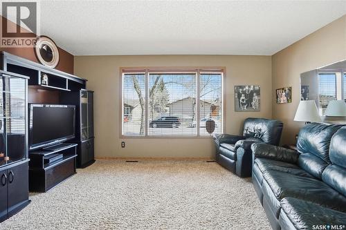 2835 More Crescent E, Regina, SK - Indoor Photo Showing Living Room