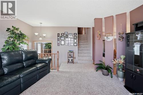 2835 More Crescent E, Regina, SK - Indoor Photo Showing Living Room
