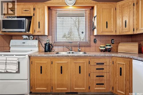 2835 More Crescent E, Regina, SK - Indoor Photo Showing Kitchen With Double Sink