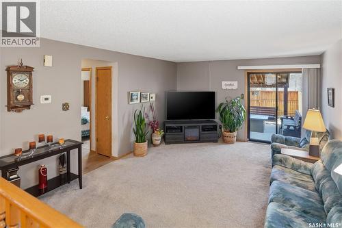 2835 More Crescent E, Regina, SK - Indoor Photo Showing Living Room