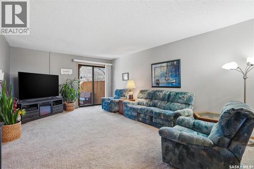2835 More Crescent E, Regina, SK - Indoor Photo Showing Living Room