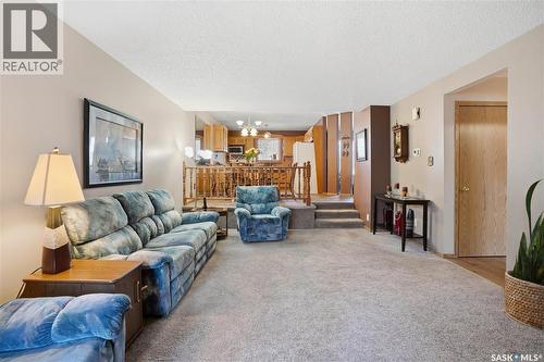 2835 More Crescent E, Regina, SK - Indoor Photo Showing Living Room