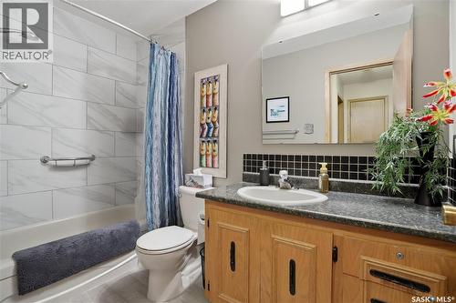 2835 More Crescent E, Regina, SK - Indoor Photo Showing Bathroom