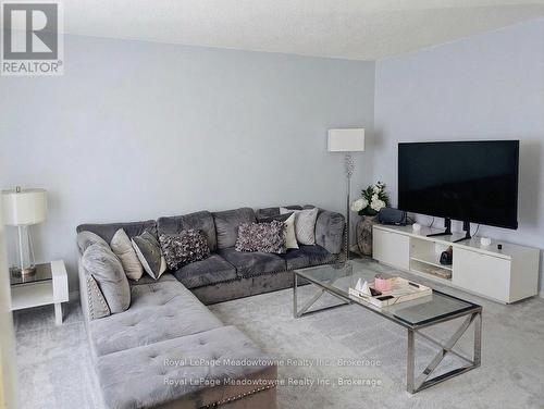 44 Corbett Street, Cambridge, ON - Indoor Photo Showing Living Room