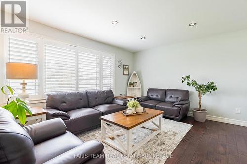 201 Christopher Street, Clearview, ON - Indoor Photo Showing Living Room