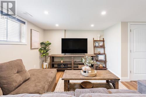 201 Christopher Street, Clearview, ON - Indoor Photo Showing Living Room