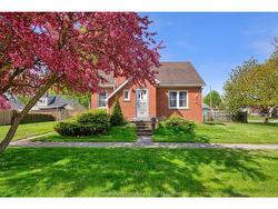 17 Grand Avenue  Wallaceburg, ON N8A 4J8