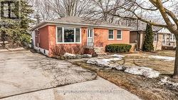 425 CENTRE STREET E Richmond Hill, ON L4C 1B8
