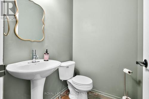 2122 Saunders Avenue, Ottawa, ON - Indoor Photo Showing Bathroom