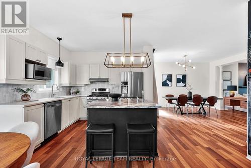 2122 Saunders Avenue, Ottawa, ON - Indoor Photo Showing Kitchen With Upgraded Kitchen
