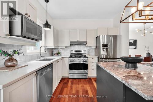 2122 Saunders Avenue, Ottawa, ON - Indoor Photo Showing Kitchen With Upgraded Kitchen