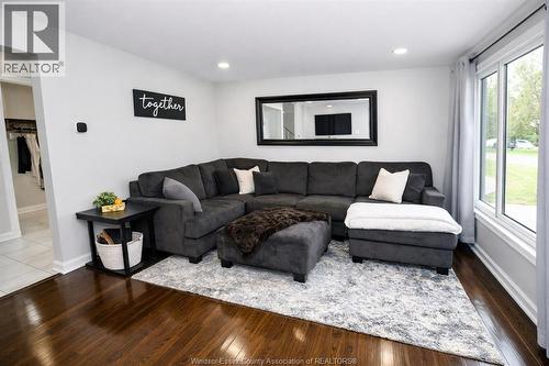 2935 Rivard, Windsor, ON - Indoor Photo Showing Living Room