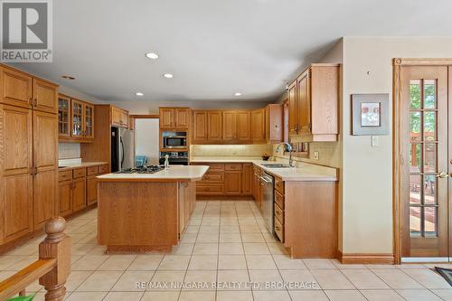 3908 Carolynn Court, Lincoln (Lincoln-Jordan/Vineland), ON - Indoor Photo Showing Kitchen
