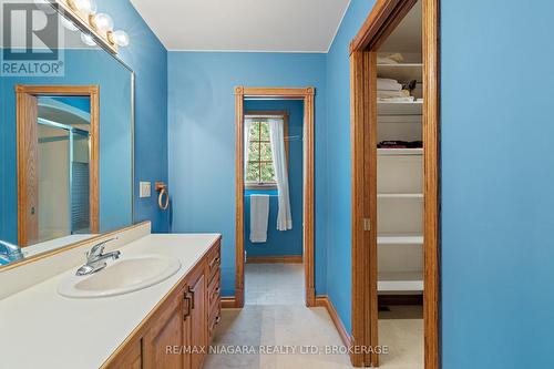 3908 Carolynn Court, Lincoln (Lincoln-Jordan/Vineland), ON - Indoor Photo Showing Bathroom