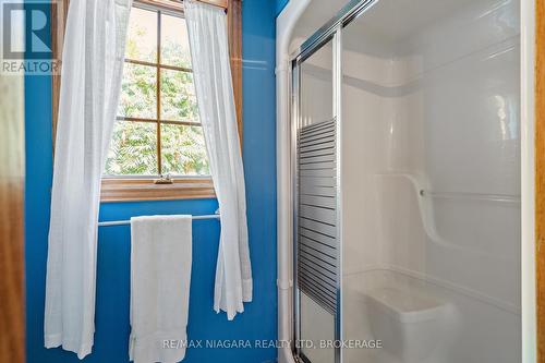 3908 Carolynn Court, Lincoln (Lincoln-Jordan/Vineland), ON - Indoor Photo Showing Bathroom