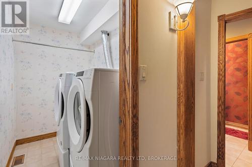 3908 Carolynn Court, Lincoln (Lincoln-Jordan/Vineland), ON - Indoor Photo Showing Laundry Room