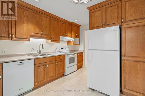 3908 Carolynn Court, Lincoln (Lincoln-Jordan/Vineland), ON - Indoor Photo Showing Kitchen With Double Sink