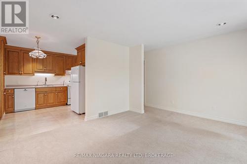 3908 Carolynn Court, Lincoln (Lincoln-Jordan/Vineland), ON - Indoor Photo Showing Kitchen