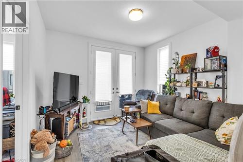 99 Roger Street Unit# 43, Waterloo, ON - Indoor Photo Showing Living Room