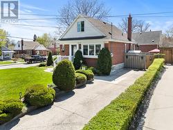 22 DUNDONALD AVENUE  Hamilton, ON L8K 4Z9
